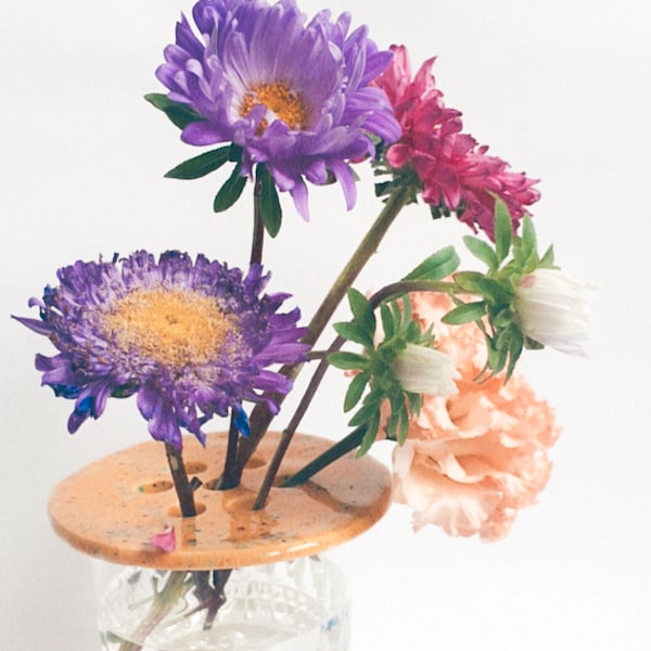 plug in vase, grenouille fleur en céramique, ikebana, compositions florales, cadeau minimaliste, cadeau unique, zéro déchet, écologique