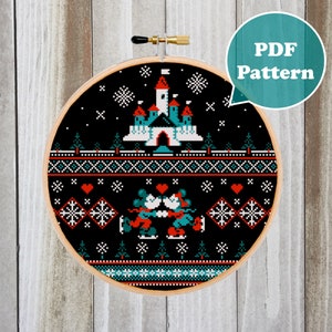 Pode incluir: Um padrão de ponto cruz com Mickey e Minnie Mouse patinando no gelo em frente a um castelo branco com telhado azul. O padrão está sobre um fundo preto com corações vermelhos, flocos de neve e uma borda verde e azul.