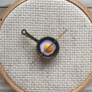 Fried Egg Needle Minder - Food Needle Minder - Fried Egg Cross Stitch Magnet - Modern Cross Stitch -Modern Embroidery - Funny Needle Minder