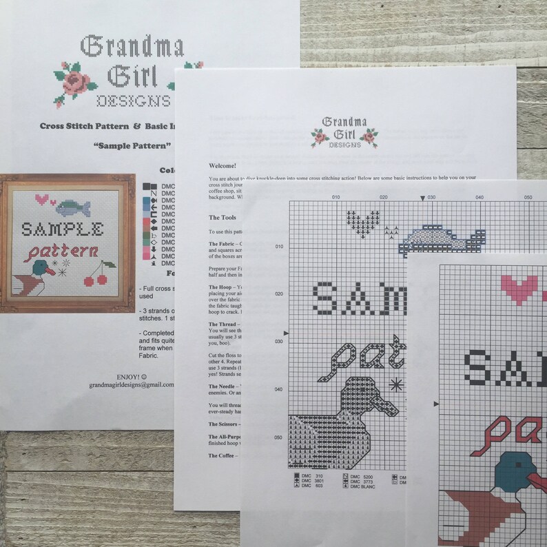 Puede incluir: Instrucciones de punto de cruz para un patr&oacute;n de muestra, "Sam" y "Pat" con un pato y un coraz&oacute;n. El patr&oacute;n incluye colores de hilo DMC y una cuadr&iacute;cula para bordar.