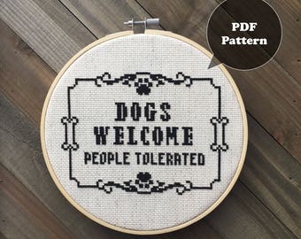 Chiens bienvenus personnes tolérées - Modèle de point de croix amoureux des chiens - Téléchargement instantané PDF - Point de croix drôle