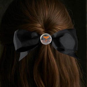 Gotycka kokardka do włosów z medalionem perfumowanym - uwolnij nietoperze!