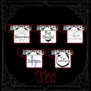 Puede incluir: Cinco viales de vidrio transparente con tapas negras, cada uno con una etiqueta blanca con texto y gráficos en negro. Las etiquetas incluyen Tasseomancy, Bat Orchid, Alice Moving Under Skies, Saturn con un símbolo morado y Tea Ceremony.