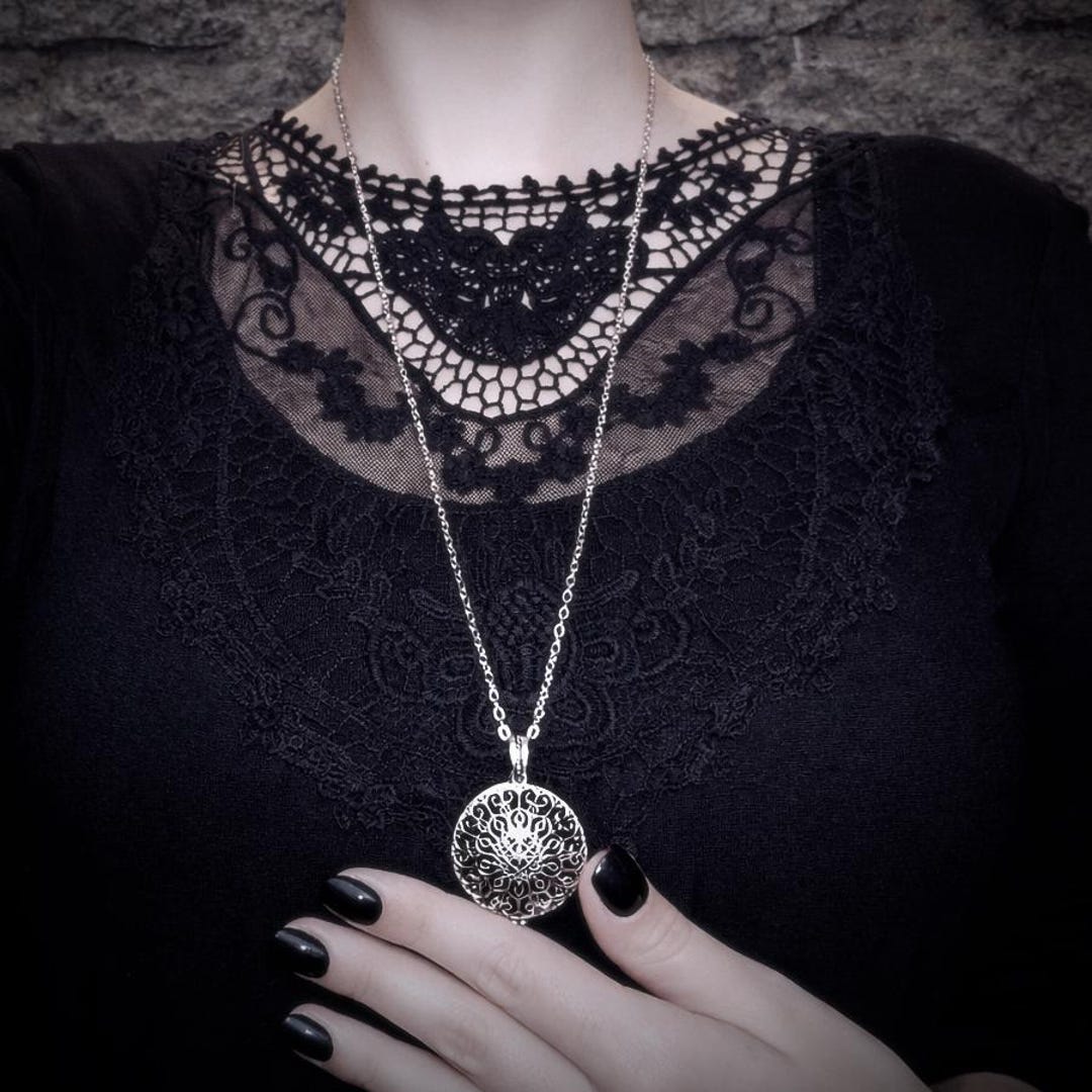 PerfumeCloset　ネックレス Gothic Perfume Locket - 5 Felt Pads Included - Scent Locket