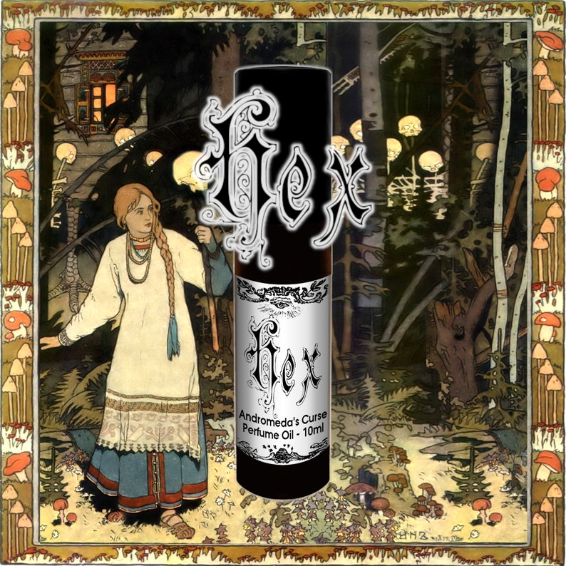 Peut inclure: Une bouteille en verre noir avec une &eacute;tiquette blanche qui indique "Hex Andromeda's Curse Perfume Oil - 10ml". La bouteille est devant une peinture d'une femme dans une for&ecirc;t.