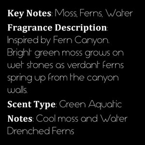 Puede incluir: Texto que describe una fragancia inspirada en Fern Canyon. Las notas clave incluyen musgo, helechos y agua. El tipo de fragancia es acu&aacute;tica verde. Las notas incluyen musgo fresco, agua y helechos empapados.