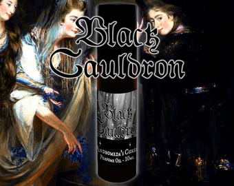 Puede incluir: Un frasco cilíndrico de aceite de perfume de 10 ml con tapa negra y una etiqueta con el texto Black Cauldron y Andromeda's Curse Perfume Oil. El frasco está centrado sobre un fondo que representa una pintura clásica de figuras con ropa de época.