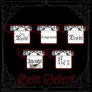 Puede incluir: Cinco frascos de vidrio pequeños con tapas negras, cada uno con una etiqueta blanca con motivos florales y lunares negros. Las etiquetas muestran el texto The Devil, Tempestarii, Death, Incubi y Hex. Las palabras Best Sellers aparecen en rojo.