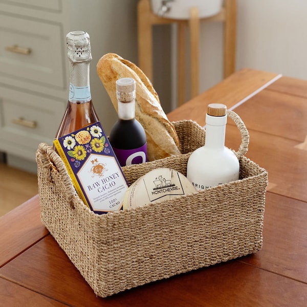 Empty woven caddy basket made of seagrass, perfect empty basket for picnic