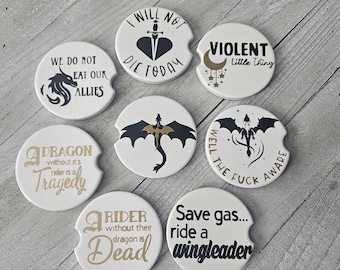 Posavasos de cerámica para coche inspirados en la Cuarta Ala/Posavasos de dragón/Regalo para amantes de los dragones/Regalo para lectores/Decoración de coche de fantasía, romance y libros