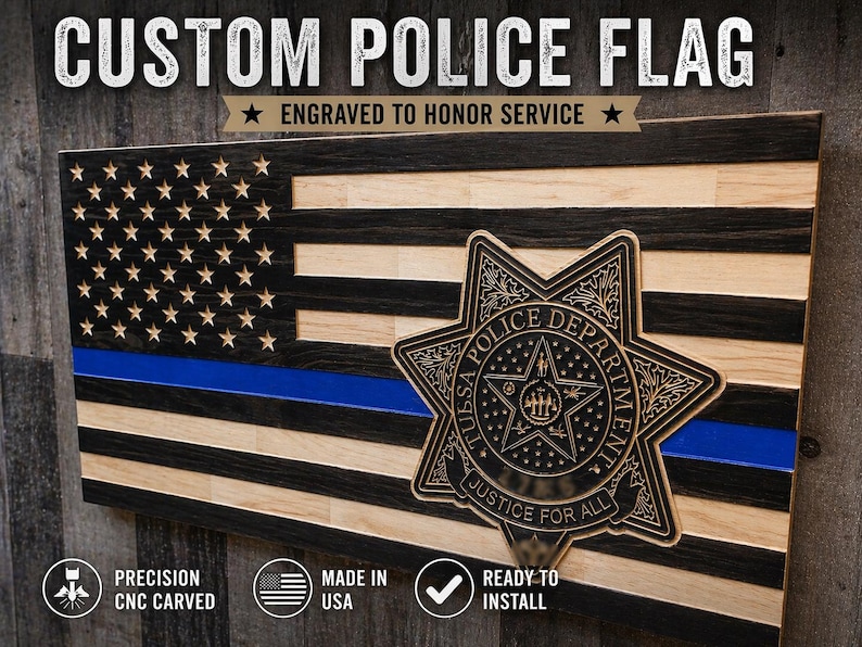 K&ouml;nnte beinhalten: Amerikanische Holzflagge mit blauer Linie und Polizeiausweis. Die Flagge ist aus Holz und hat ein Used-Finish. Der Text "CUSTOM POLICE FLAG" und "ENGRAVED TO HONOR SERVICE" stehen oben.