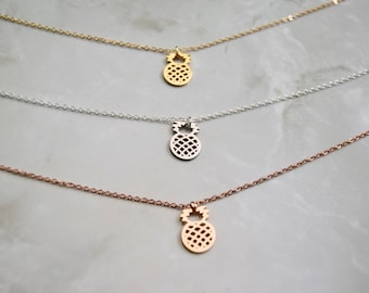 Collar delicado de piña, chapado en oro rosa, oro y plata.