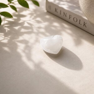 Anello a forma di cuore in acrilico massiccio, effetto marmo bianco e nero, taglia 8. immagine 2