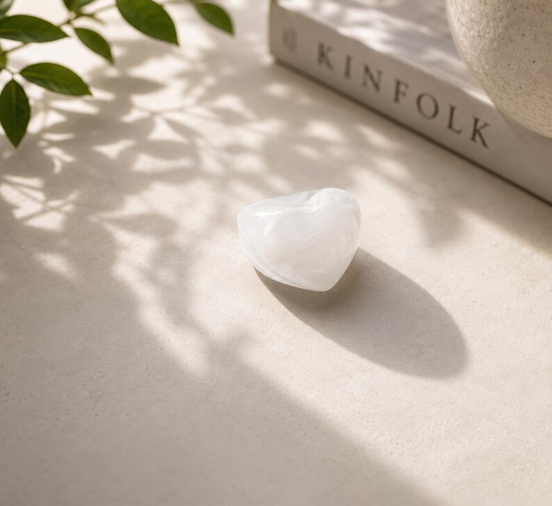 Anello a forma di cuore in acrilico massiccio, effetto marmo bianco e nero, taglia 8. immagine 2
