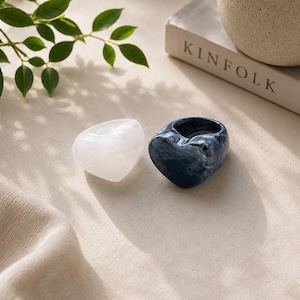 Anello a forma di cuore in acrilico massiccio, effetto marmo bianco e nero, taglia 8. immagine 1