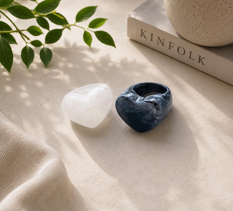 Anello a forma di cuore in acrilico massiccio, effetto marmo bianco e nero, taglia 8. immagine 1