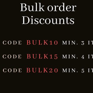 Pu&ograve; includere: Un'immagine in bianco e nero con il testo "Bulk order Discounts" in bianco. Il testo "10% CODE BULK10 MIN. 3 ITEMS", "15% CODE BULK15 MIN. 4 ITEMS", e "20% CODE BULK20 MIN. 5 ITEMS" &egrave; visualizzato in bianco e rosso.