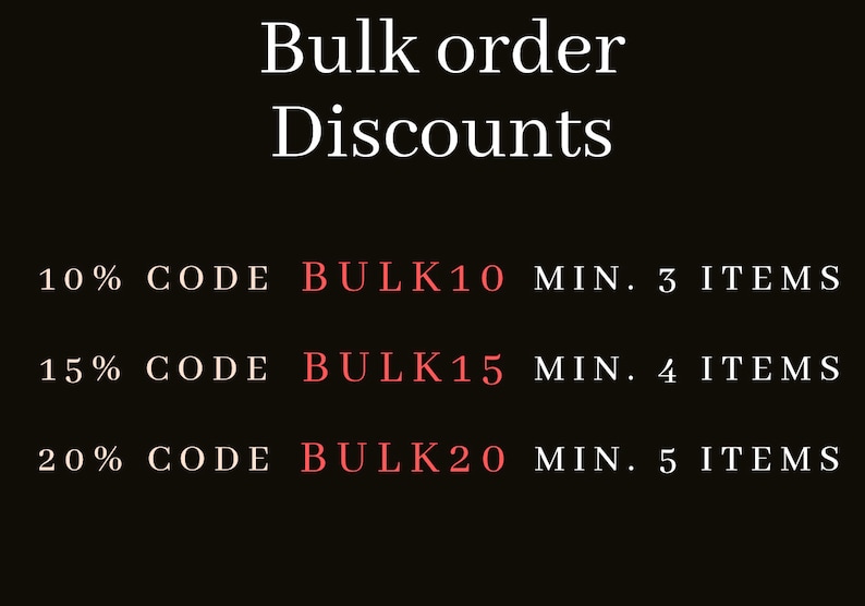 Pu&ograve; includere: Un'immagine in bianco e nero con il testo "Bulk order Discounts" in bianco. Il testo "10% CODE BULK10 MIN. 3 ITEMS", "15% CODE BULK15 MIN. 4 ITEMS", e "20% CODE BULK20 MIN. 5 ITEMS" &egrave; visualizzato in bianco e rosso.
