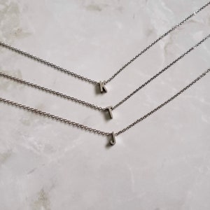 Collar de letras personalizado de plata, collar de letras de plata opaco, regalo de dama de honor, collar de letras delicadas, collar inicial en plata / acero
