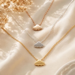 Collana delicata a forma di nuvola, placcata in oro rosa, oro e argento.