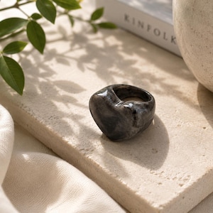 Anello a forma di cuore in acrilico massiccio, effetto marmo bianco e nero, taglia 8. immagine 3