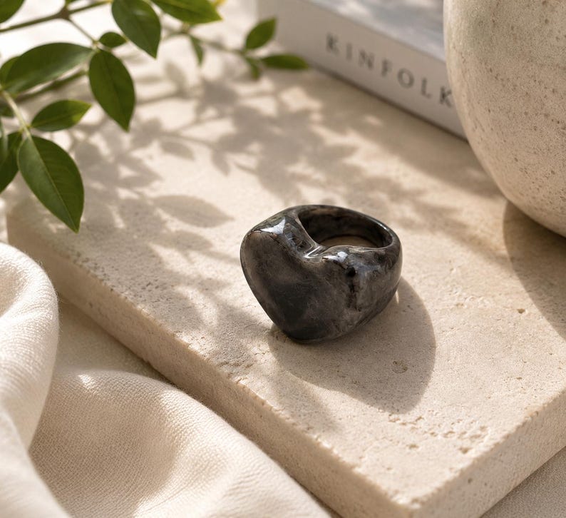 Anello a forma di cuore in acrilico massiccio, effetto marmo bianco e nero, taglia 8. immagine 3