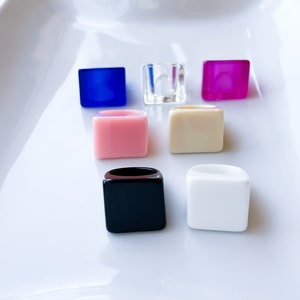 Bague carrée épaisse colorée, bague colorée en forme épaisse, bague géométrique, bagues d’été, bague cardiaque en plastique, bague circulaire, bague carrée en acrylique