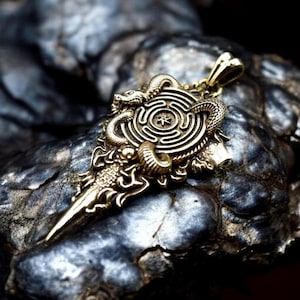 Wisiorek z koła Hekate z mosiądzu z amuletem węża