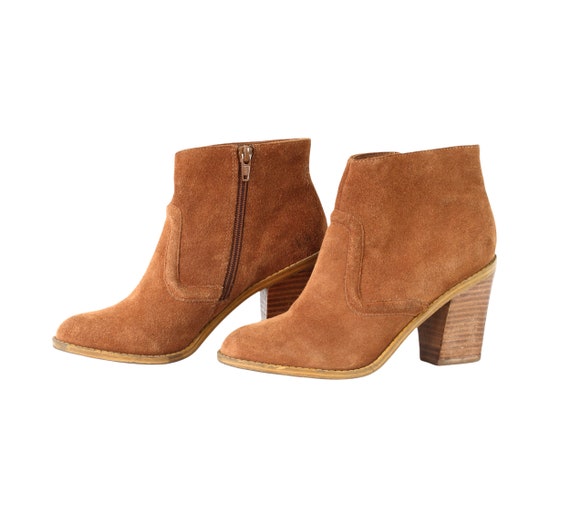 Ladies tan boots size 5 top