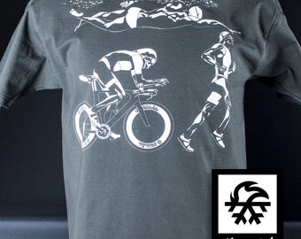 T-Shirt Triathlon Ironman Rennrad Laufen Schwimmen Illustration von Waveslide