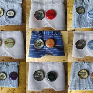 Può includere: Nove paia di gemelli realizzati con tappi di bottiglia. Ogni paio presenta il logo di un marchio di birra diverso, tra cui Menabrea, Birra Moretti e Birra Peroni.