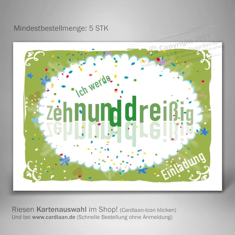 Op de afbeelding: Een groene en witte uitnodigingskaart met confetti en de tekst "Ich werde Zehnunddrei&szlig;ig" (Ik word dertig). De kaart heeft een groene rand met een bloemmotief.