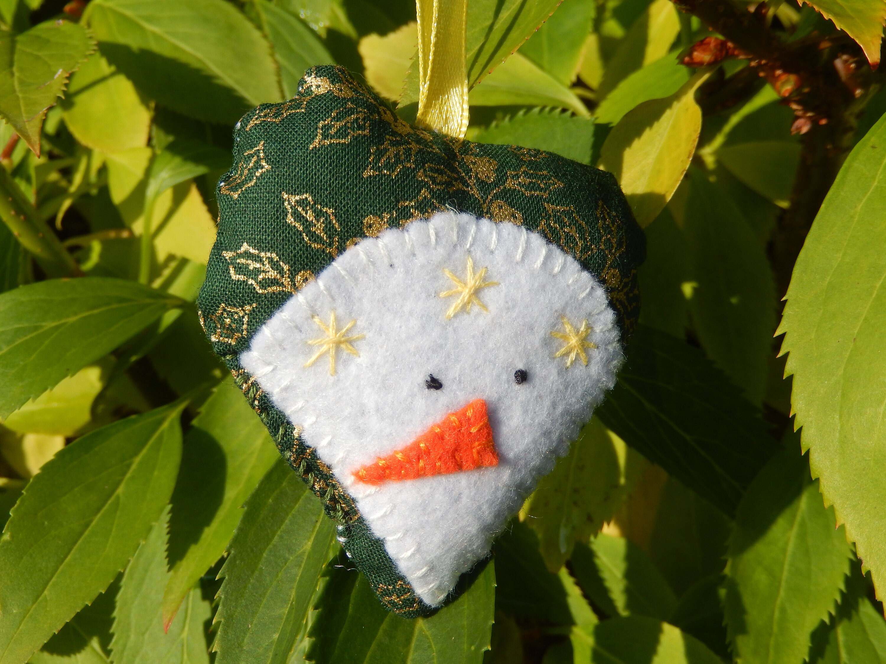 Bonhomme de Neige Dans Un Coeur à Suspendre Au Sapin