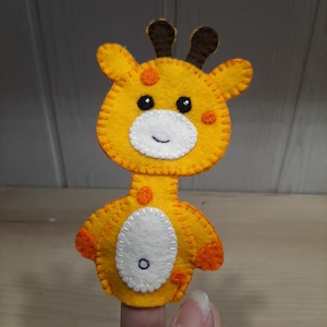 Giraffe finger puppet made of natural wool felt - original gift idea for children