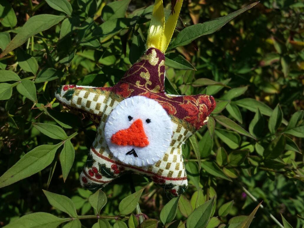 Bonhomme de Neige Dans Une Étoile Suspendre Au Sapin