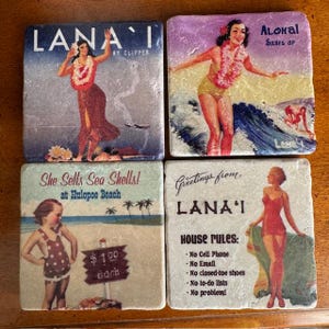 Puede incluir: Conjunto de cuatro posavasos cuadrados con ilustraciones de estilo vintage de mujeres con atuendos hawaianos. Los posavasos tienen un fondo beige claro con una superficie texturizada. El texto en los posavasos dice "Lana'i by Clipper", "Aloha! Surfs Up", "She Sells Sea Shells! at Hulopoe Beach", y "Greetings from Lana'i House Rules: No Cell Phone, No Email, No closed-toe shoes, No to-do lists, No problem!"