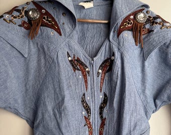 Mono vaquero vintage de los 80 con detalles brillantes, estilo western, hombros adornados y cierre de cremallera - Cottage Core