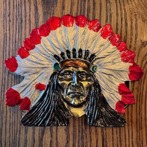 Fibbia per cintura vintage del 1976 raffigurante un capo indiano, realizzata da The Great American Buckle Co. Chicago - Stile Western Boho