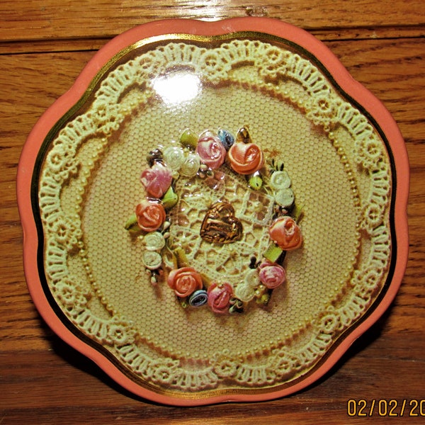 Avon Valentine Day 1981 Sweet Sentiments Tin with Lid