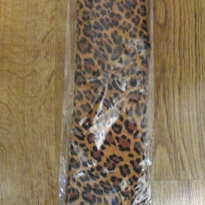 以下が含まれることがあります： 透明なプラスチックパッケージに入った、長いネイルグローブのペア。手袋は茶色と黒の色合いのヒョウ柄模様です。パッケージには「LONG FINGER NAIL GLOVES」の文字が入っています。