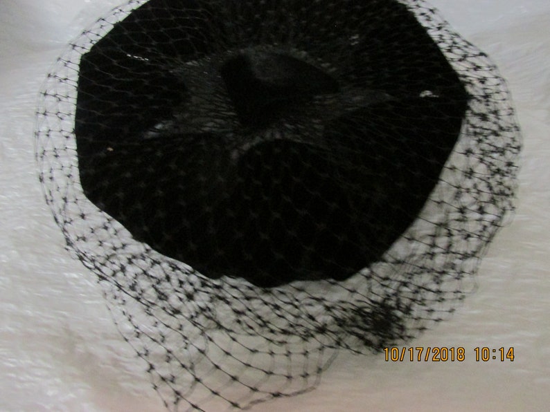 Women/'s Halo Pillbox Hat Black Satin with Veil