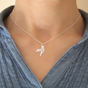 Minimalist openwork hummingbird pendant necklace in 925/1000e silver