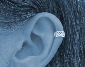 Cartilage ear cuff ear ring with openwork pattern in 925/1000 silver