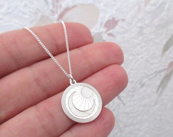 Collier pendentif rond gravé soleil lune en argent 925/1000e