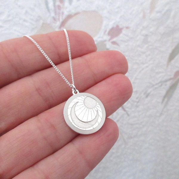 Collier pendentif rond gravé soleil lune en argent 925/1000e