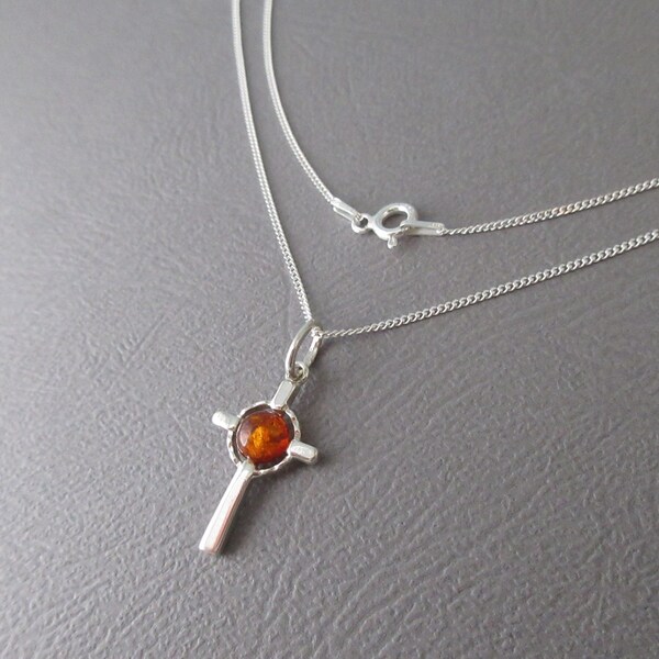 Collier pendentif petite croix avec ambre et argent 925/1000e