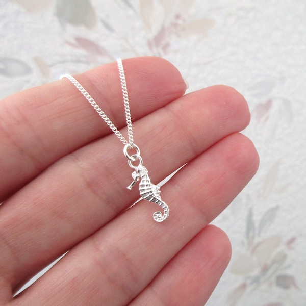 Mini seahorse pendant necklace in 925/1000 silver