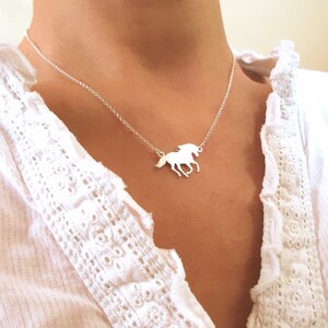 Collier Pendentif Cheval En Zircon Doré Pour Femme - Bijou élégant, Alliage, 50 Cm, Pour Toutes Occasions