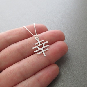 Collar con símbolo kanji japonés de la felicidad en plata 925/1000