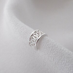 Bague d'oreille manchette de cartilage ear-cuff motif méandre en argent 925